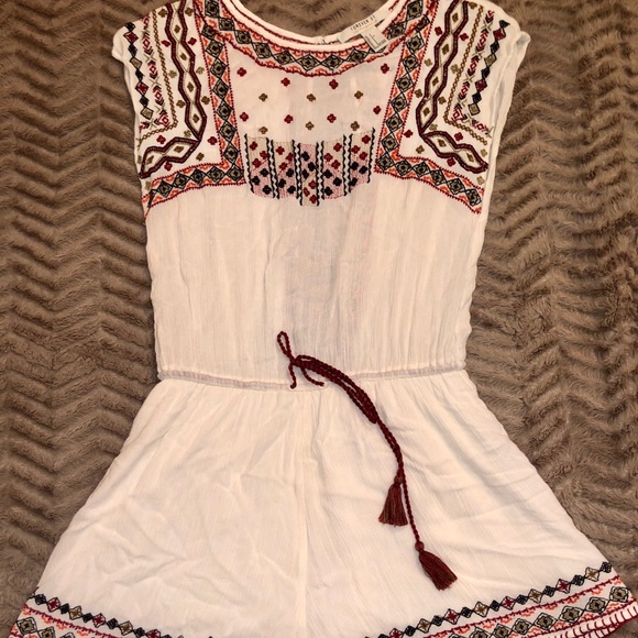 Embroidered romper with an open back - Picture 2 of 6